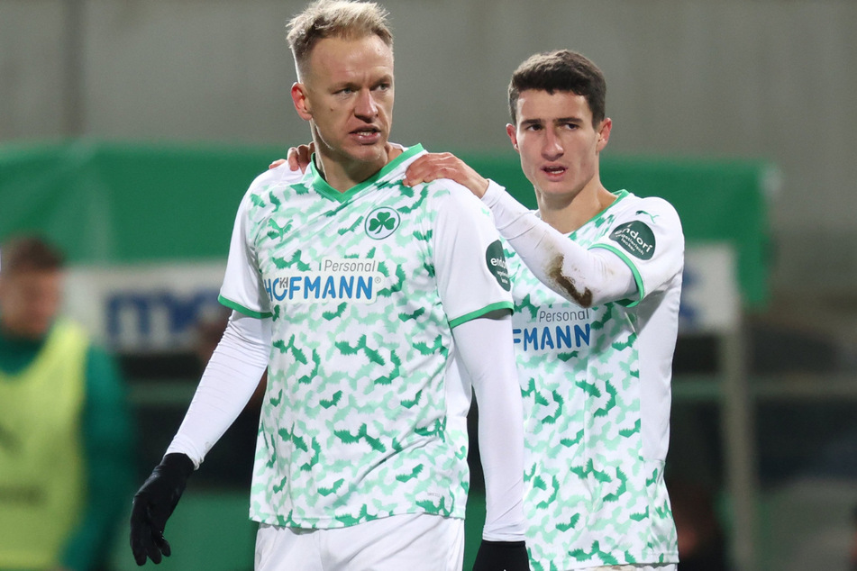 Ein historischer Treffer für die SpVgg Greuther Fürth. Havard Nielsen (28/l.) bejubelt mit Marco Meyerhöfer (26/r.) sein Siegtor zum 1:0. Es ist der Fürths erster Heimsieg in der Fußball-Bundesliga.
