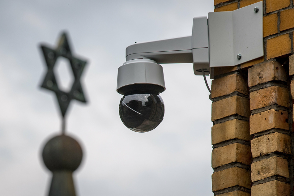 Polizist soll Hakenkreuz vor Jüdischer Gemeinde beseitigt haben