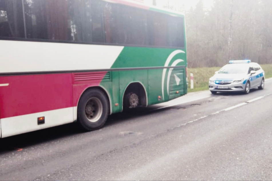 Im Südosten Polens stoppte die Polizei einen Bus, dem ein Rad fehlte.