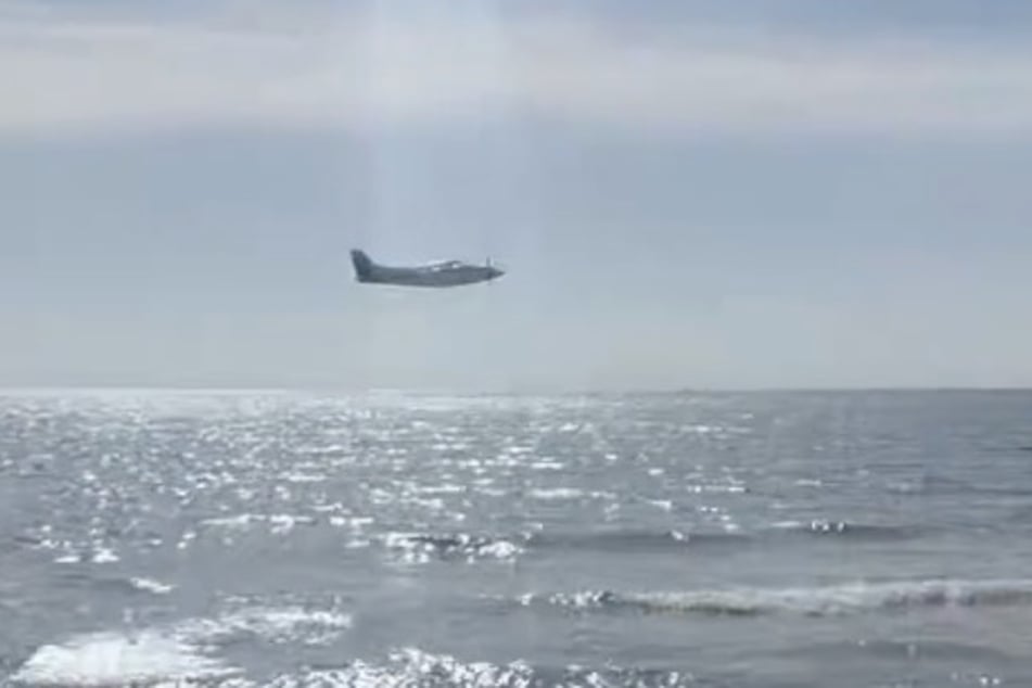 Eine Notlandung an Land wäre zu riskant gewesen - also entschloss sich Faith Tenkley, das Flugzeug im Meer zu landen.
