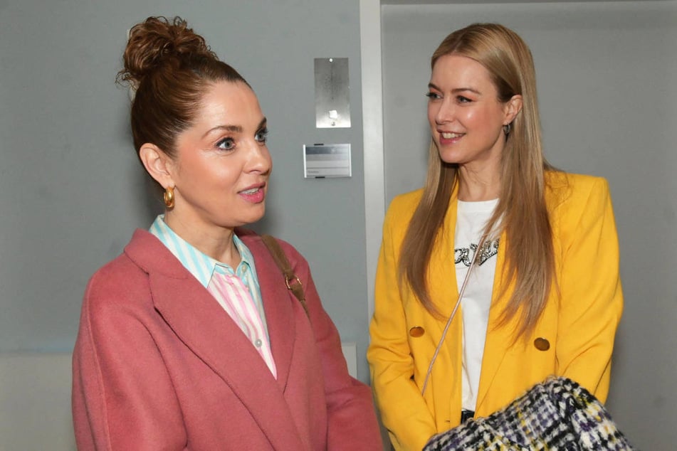 Jessica (r.) zeigt Nina den Ring, den sie für Philip gekauft hat.