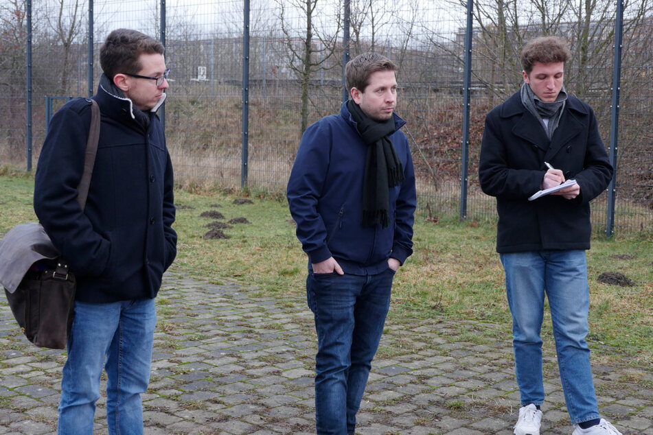 Die TAG24-Redakteure Paul Hoffmann (30, l.) und Erik Töpfer (23, r.) begleiteten Kühnert anschließend zu einem Außentermin bei den Kickern des 1. FC Marzahn 94.