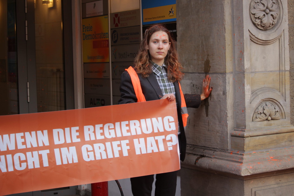 Lina Schinköthe (20) bei der Protestaktion vor der FDP-Zentrale.
