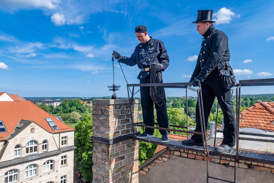 Schornsteinfegermeister Marc (35, r.) schaut genau hin.