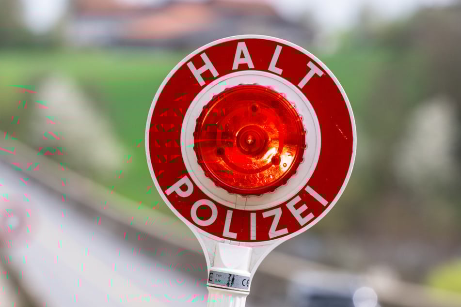 Die Polizei wollte einen 18-Jährigen an der A8 kontrollieren - doch der gab Gas. (Symbolbild)
