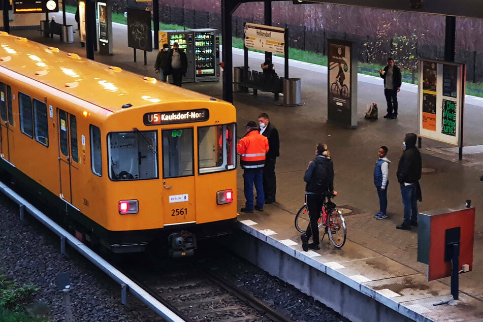 Der 28-Jährige konnte sich noch rechtzeitig vor einer einfahrenden U-Bahn in Sicherheit bringen - sein Drahtesel hatte allerdings weniger Glück und kam unter den Zug.