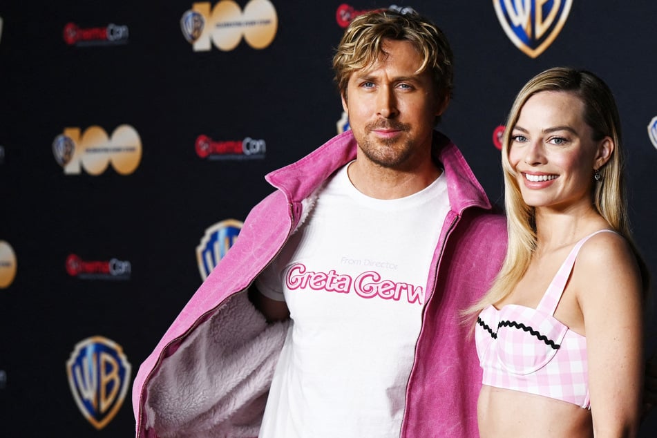 Ryan Gosling (42) und Margot Robbie (32) spielen die Hauptrollen im neuen "Barbie"-Film. Doch während Robbies Darstellung von Barbie hochgelobt wird, zweifeln Fans an der Besetzung von Ken durch Gosling.
