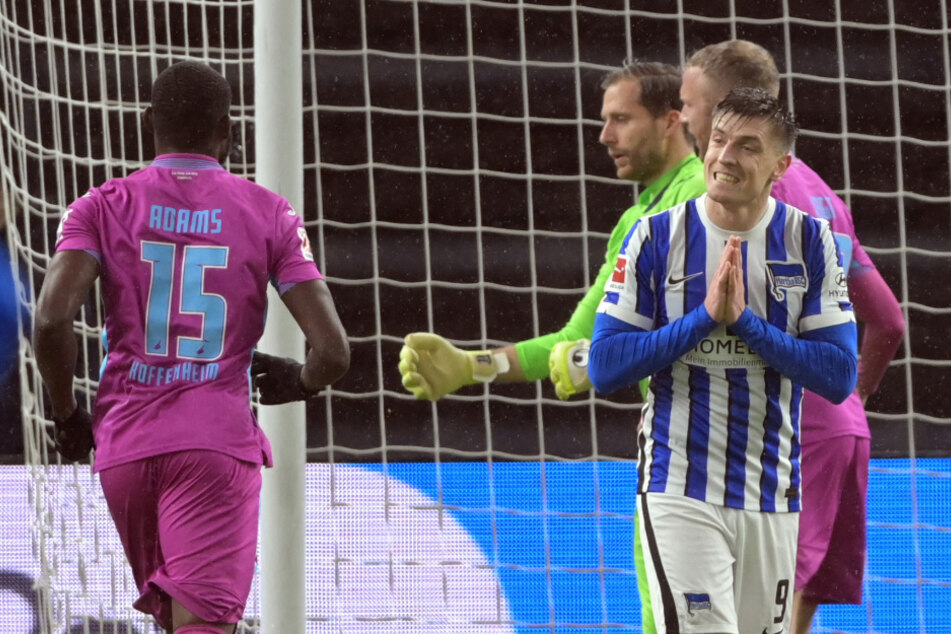 Herthas Krzysztof Piatek hadert nach dem verschossenen Elfmeter.