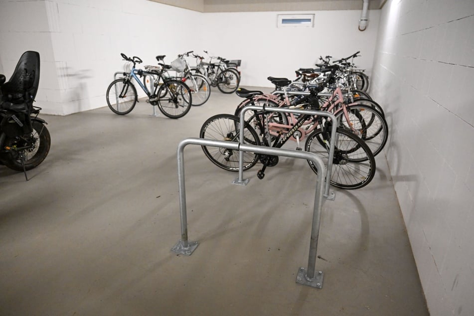 Mehr als 50.000 Euro Schaden sollen die Täter bereits verursacht, Spielekonsolen, Rucksäcke und andere Habseligkeiten gestohlen haben. Auch Fahrräder waren vor ihnen nicht sicher. Die Fahrradbügel sägten sie einfach mit einer Flex auf.