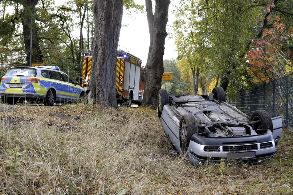 Der 18-Jährige wurde in seinem Fahrzeug eingeklemmt.