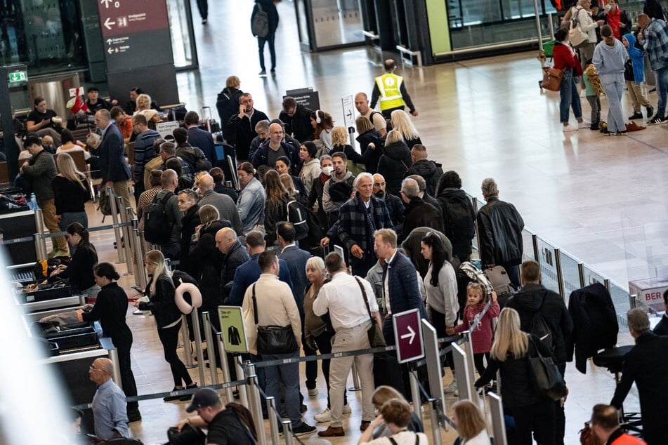 Fluggäste sollten sich auf längere Wartezeiten beim Check-in einstellen. (Archivbild)