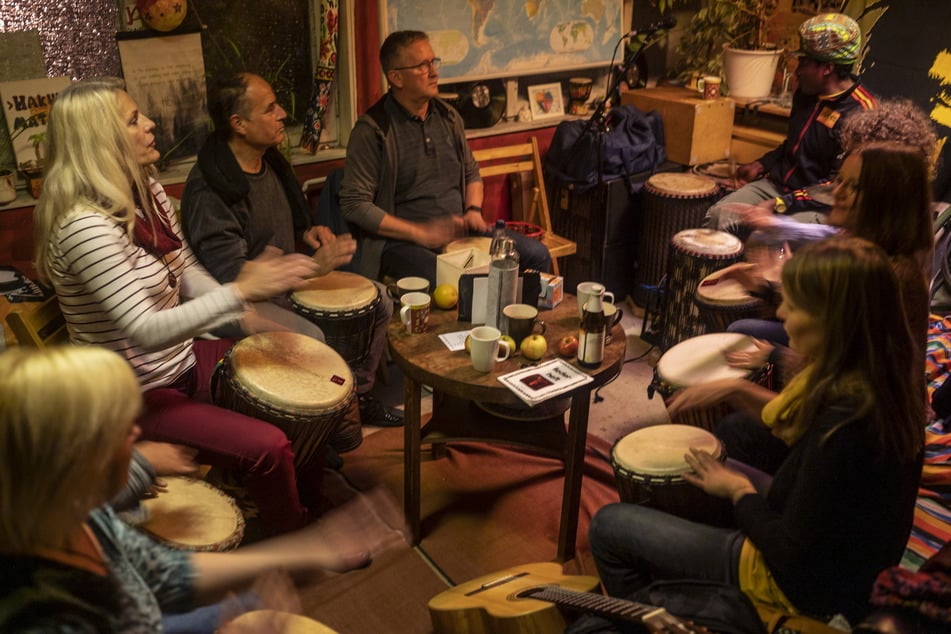 Chemnitzer Künstler Arba Manillah (43) probt für den Trommelkurs zum Afrika-Festival im Kraftverkehr.