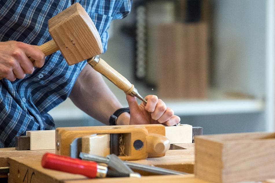 Mit Hammer und Stechmeißel lässt sich im Südwesten bald mehr Geld verdienen. (Symbolbild)