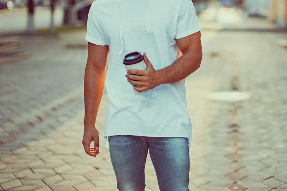 Da kann man(n) nicht viel falsch machen: Einfarbiges Shirt und Jeans (egal ob lang oder kurz) sind ein zeitloser Klassiker. (Symbolfoto)