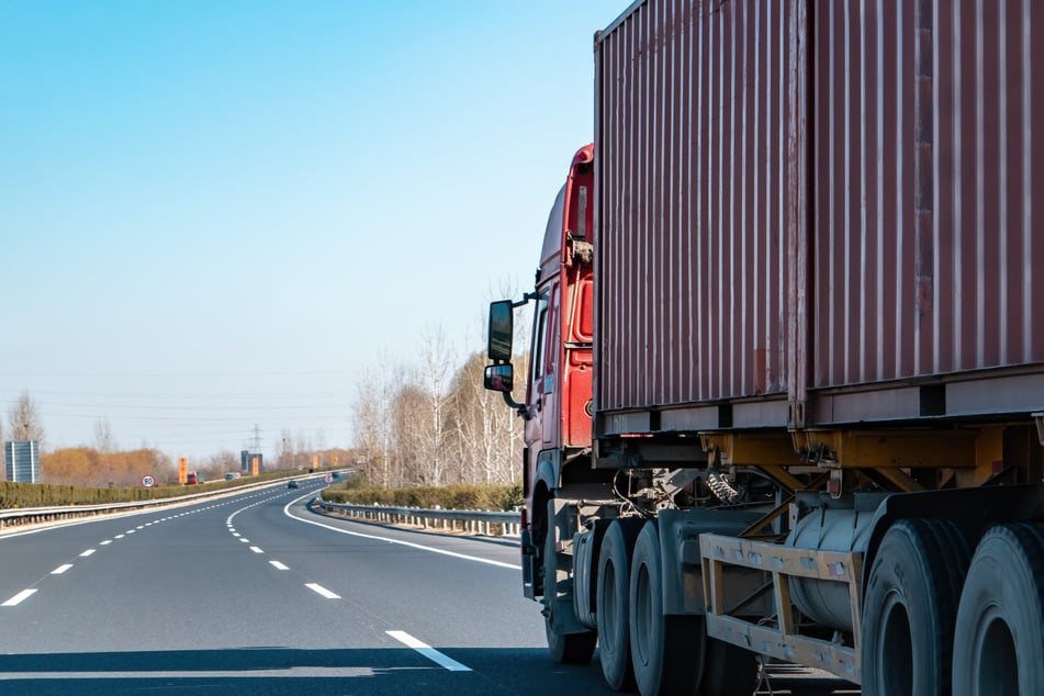 Schreckensszenario auf A7: Sturzbetrunkene Frau mit 40-Tonner unterwegs!