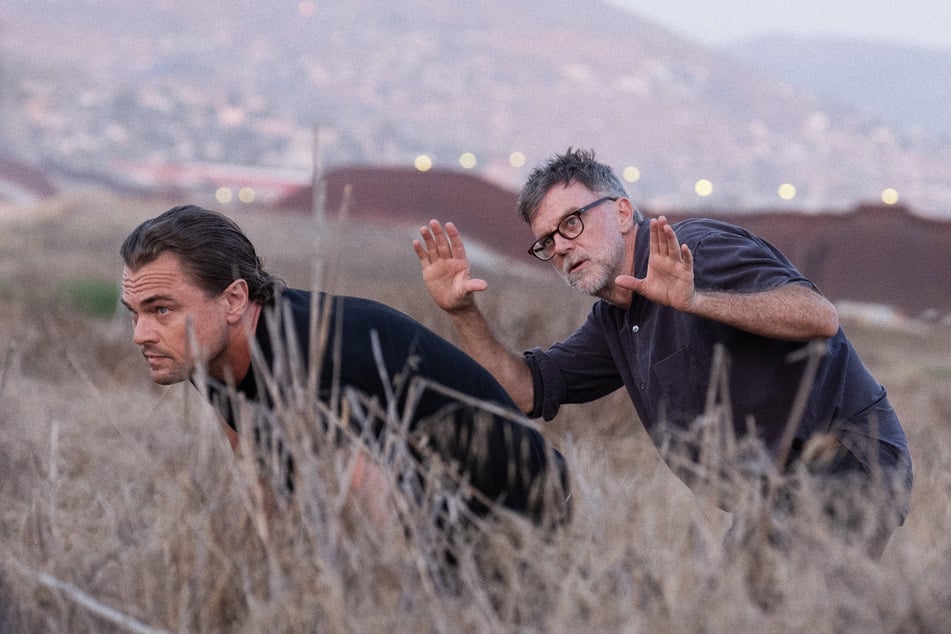 Director Paul Thomas Anderson (r.) drew inspiration from a Thomas Pynchon novel for One Battle After Another.