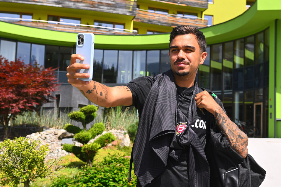 Ein Selfie nach der Ankunft: Oliver Batista Meier (21) dokumentiert sein erstes Camp mit Dynamo.