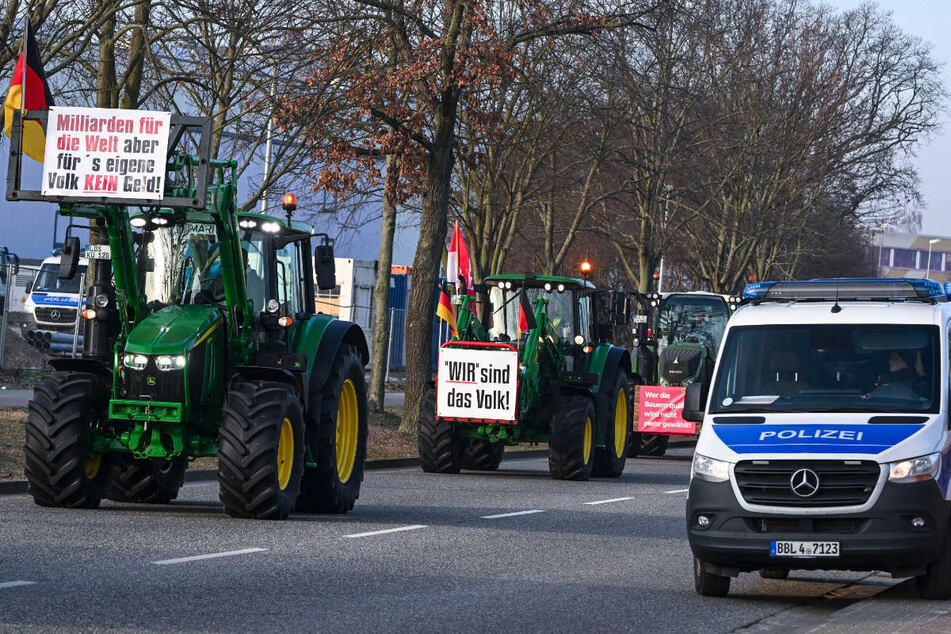 Bei seinem geplanten Besuch in Cottbus rollt auf Bundeskanzler Olaf Scholz im wahrsten Sinne des Wortes eine Bauernprotest-Welle zu.
