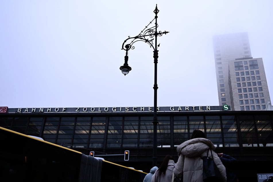 Durch den Nebel ist am Zoologischen Garten nicht viel zu sehen.