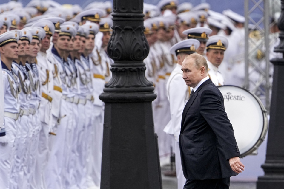 Wladimir Putin (69) kommt zu der großen Marine-Parade an der Newa zum Tag der russischen Marine an.