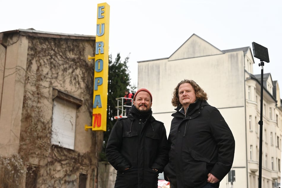 Marcus Bauerfeind (43, Projektleiter Kreatives Chemnitz) und Lars Fassmann (47, Vorstandsvorsitzender Kreatives Chemnitz e.V) vor der Leuchtreklame