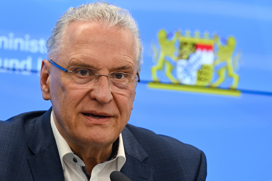 Bayerns Innenminister Joachim Herrmann (66, CSU) hat die Entscheidung der Staatsregierung erklärt.