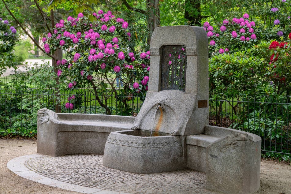 Der Märchenbrunnen plätschert auch schon vor sich hin.