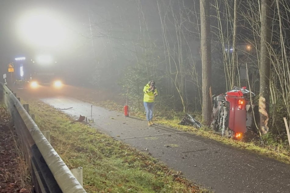BMW zerschellt an Baum: Fahranfänger tot, Mitfahrer in Kliniken