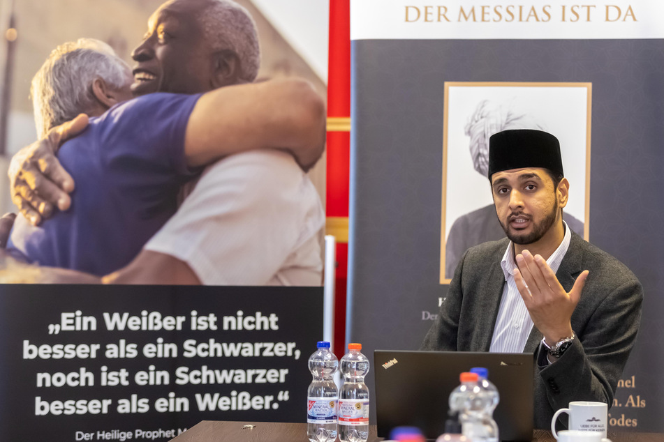 Imam Umer Malik (30) von der Religionsgemeinschaft "Ahmadiyya Muslim Jamaat" präsentierte die Info-Kampagne "Muslime gegen Rassismus".