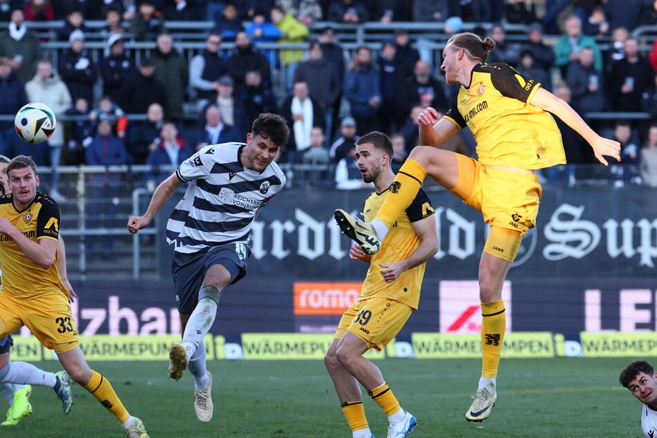 Eher am Ball als Ex-Dresdner Jakob Lewald: Vinko Sapina (29, r.) köpfte die Freistoßflanke von Sascha Risch mustergültig zum 3:2 ein.