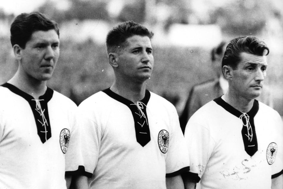Helmut Rahn (M.), hier an der Seite von Fritz Walter (r.) und Horst Szymaniak, hat bei der WM 1954 deutsche Fußball-Geschichte geschrieben.