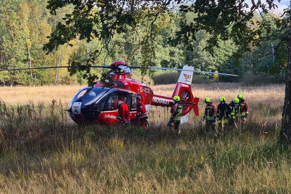 Die schwer verletzte Radfahrerin wurde mit einem Rettungshubschrauber in eine Berliner Unfallklinik transportiert.