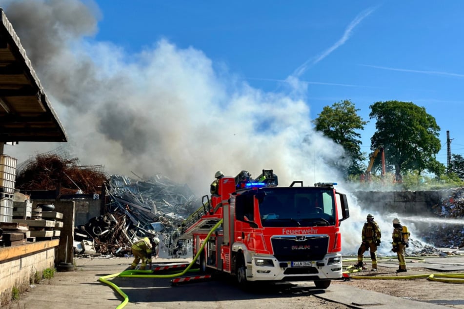Die Feuerwehr kämpft aktuell noch gegen die Rauchentwicklung auf dem betroffenen Gebiet.