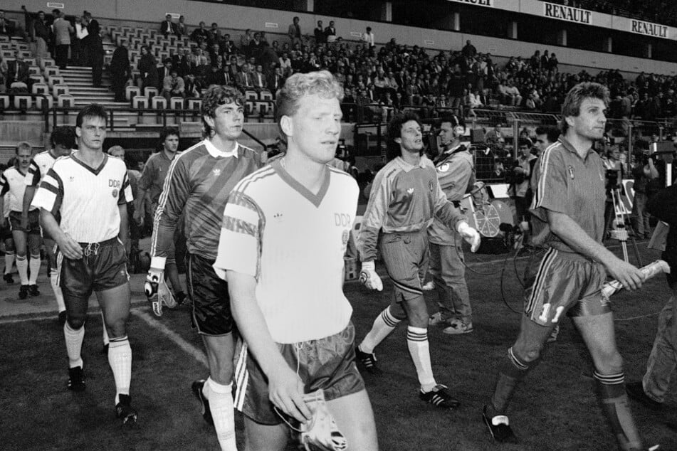 Die DDR-Nationalmannschaft marschierte am 12. September 1990 unter Kapitän Matthias Sammer (M.) und Torwart Jens Schmidt (dahinter) ins Stadion. Rechts daneben: Belgien-Keeper Michel Preud’homme.