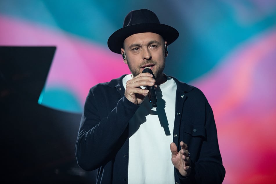 Der deutsche Sänger Max Mutzke (40) steht auf der Bühne der ARD-Benefizgala zugunsten der Opfer der Hochwasser-Katastrophe.