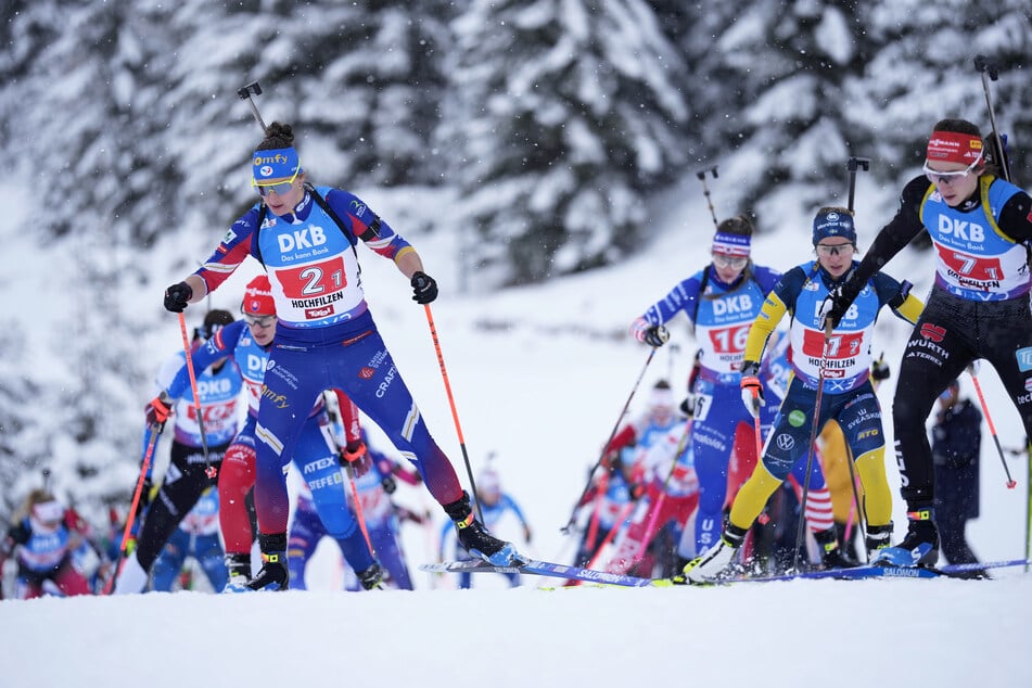 In der Biathlon-Staffel messen sich Viererteams aus verschiedenen Nationen.