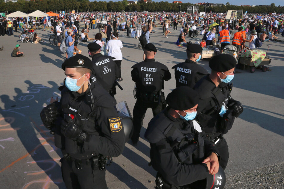 Polizisten haben auf der Theresienwiese bei einer Demonstration gegen die Corona-Maßnahmen einen Kreis gebildet.
