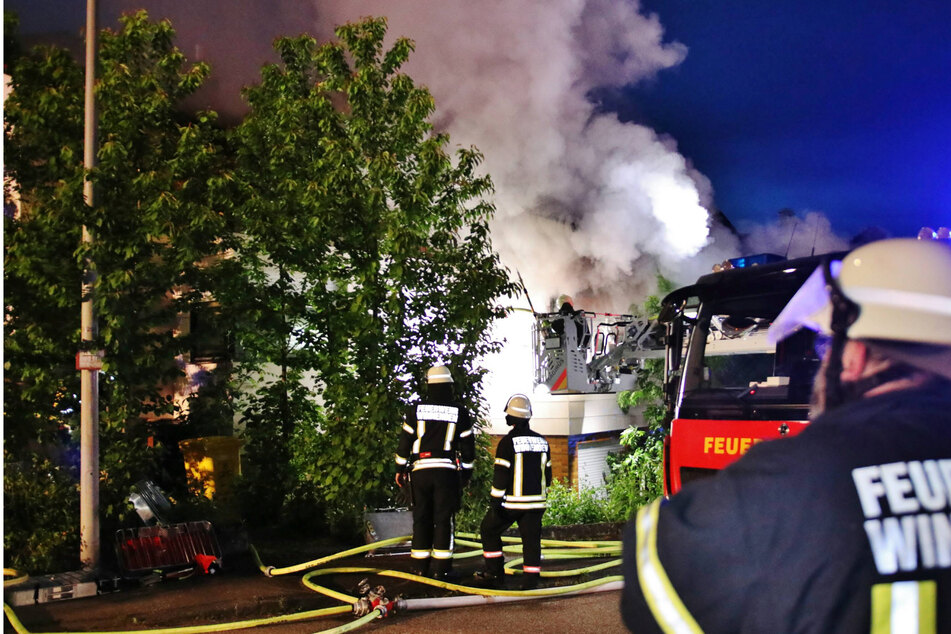 Feuerwehr kämpft mit Großbrand: Frau (†69) wird tot geborgen!