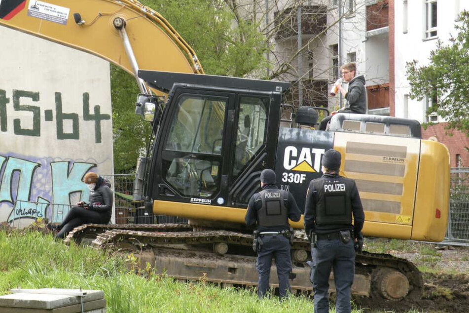 Kurz vor sechs Uhr besetzte Willi Richter (26) am Morgen des 7. Mai einen Bagger, um einen Baustopp auf dem Gelände in der Hildebrandstraße zu bewirken.