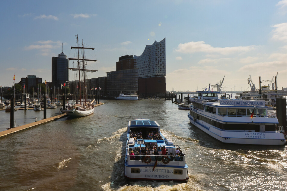 Der Hamburger Hafen und die Elbphilharmonie. Die Inzidenz in der Hansestadt ist am Freitag auf 252,1 gestiegen. (Symbolfoto)