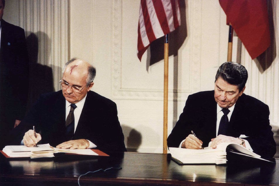 Soviet President Mikhail Gorbachev (l.) and US President Ronald Reagan sign the Intermediate-Range Nuclear Forces treaty at the White House on December 8, 1987.