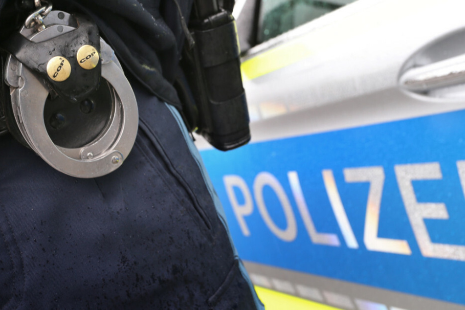 Ein 18-Jähriger hat seine Eltern und einen Polizeibeamten angegriffen. (Symbolbild)
