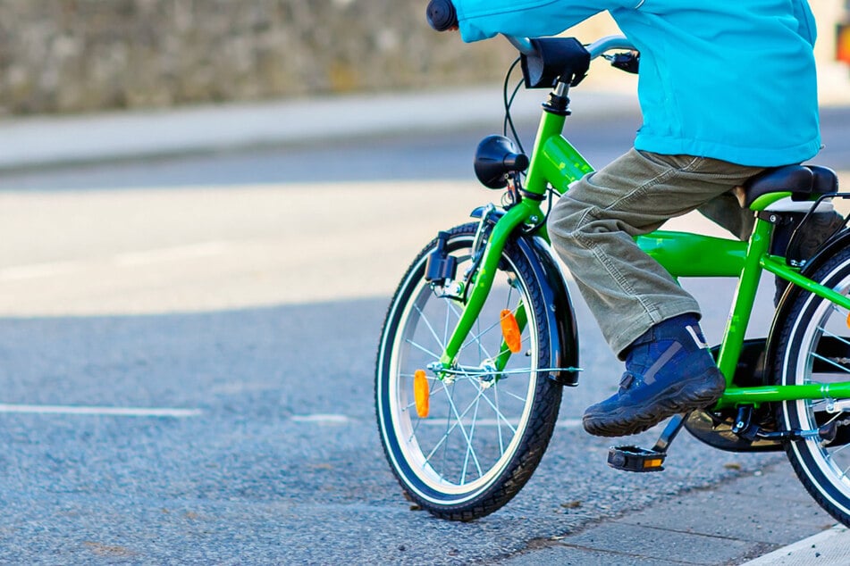 Tödliches Drama: Kleiner Junge fährt mit seinem Kinderrad auf Dorfstraße und wird erfasst