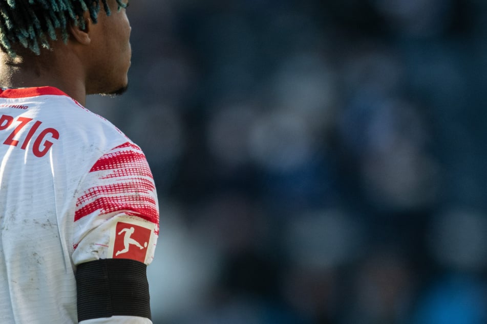 RB Leipzigs Ex-Spieler Mohamed Simakan mit Trauerflor. Auch am Wochenende laufen RB-Teams mit diesem auf. (Archivbild)