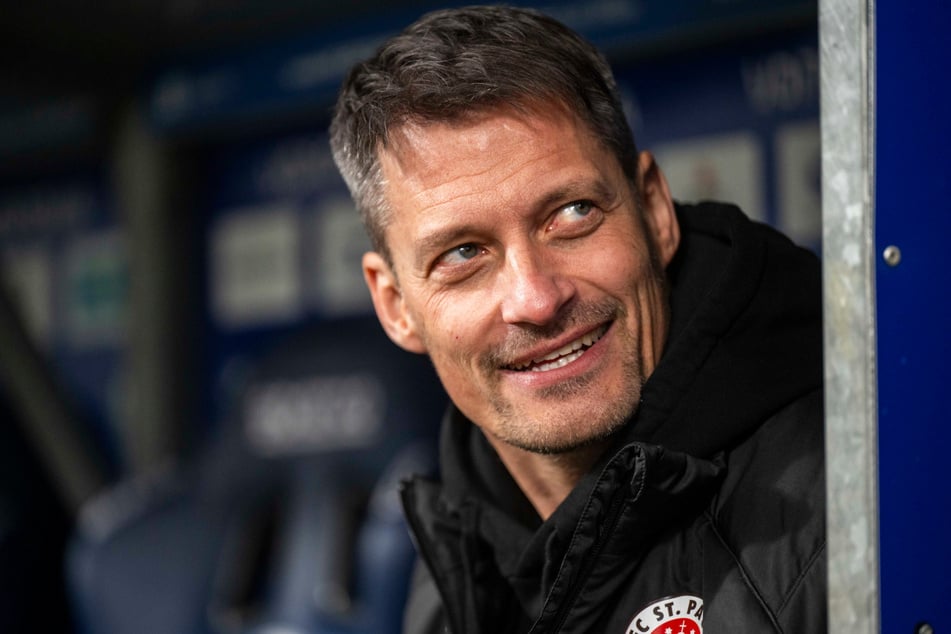 Alexander Blessin (51) hat gut lachen. Die Personalsituation beim FC St. Pauli entspannt sich so langsam.