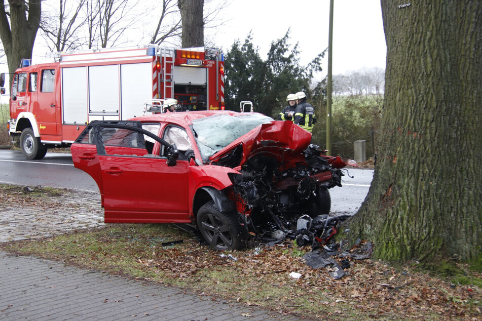 Tödlicher Unfall im Mühlenbecker Land: Auto kracht gegen Baum