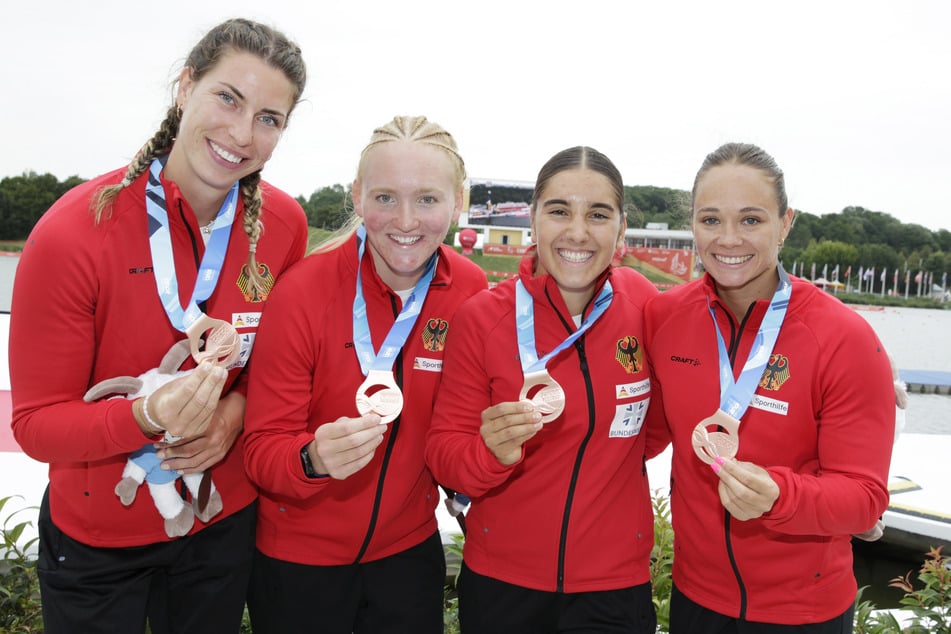 Nele Reinwardt (2.v.l.) freut sich mit ihren Mädels über Bronze.
