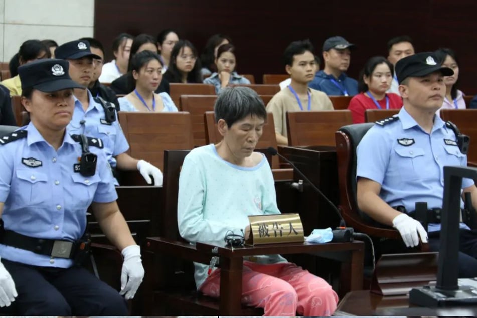 Yu Huaying (Mitte) wurde in China zum Tode verurteilt. Sie soll jahrelang Kinder entführt und verkauft haben.