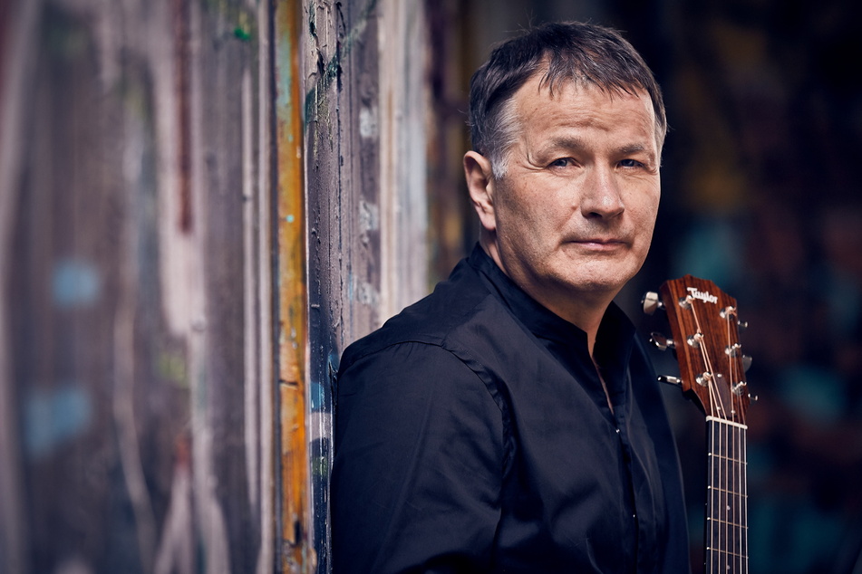 Der Schauspieler als Musiker: Thomas Rühmann (67) mit Gitarre.