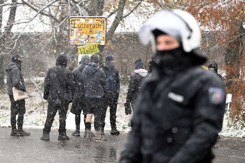 Polizeibesuch im Braunkohle-Ort Lützerath, Klima-Aktivisten sehen Machtdemonstration